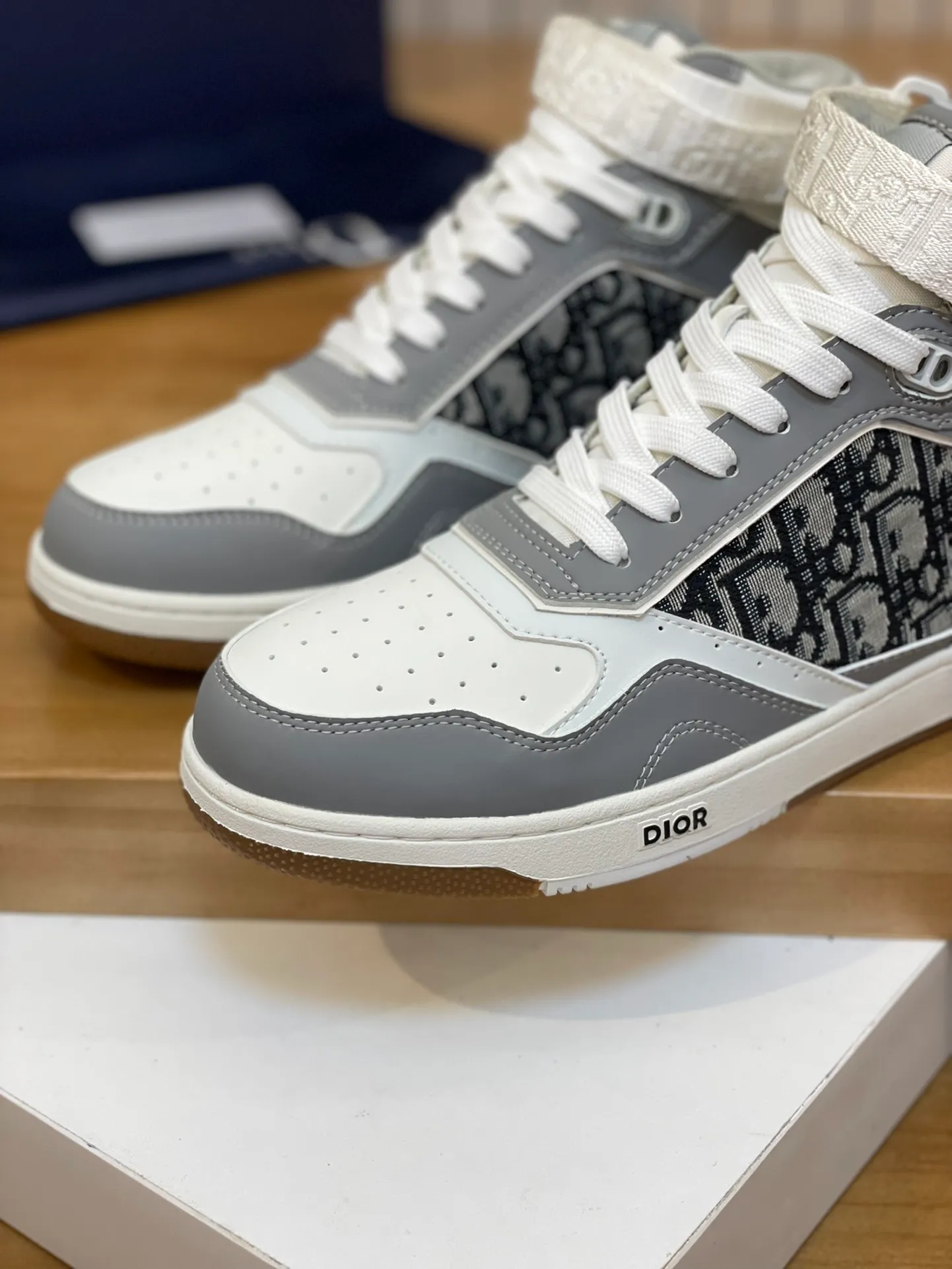 Men's shoes: 💰P460¥ Product trademark: Dior* "Dior*" high-top casual shoes Regular size: 38-44 (can be customized to 45.46) Product materials: Upper imported cowhide stitched with original fabric, breathable lining, original outsole. Number: 1006